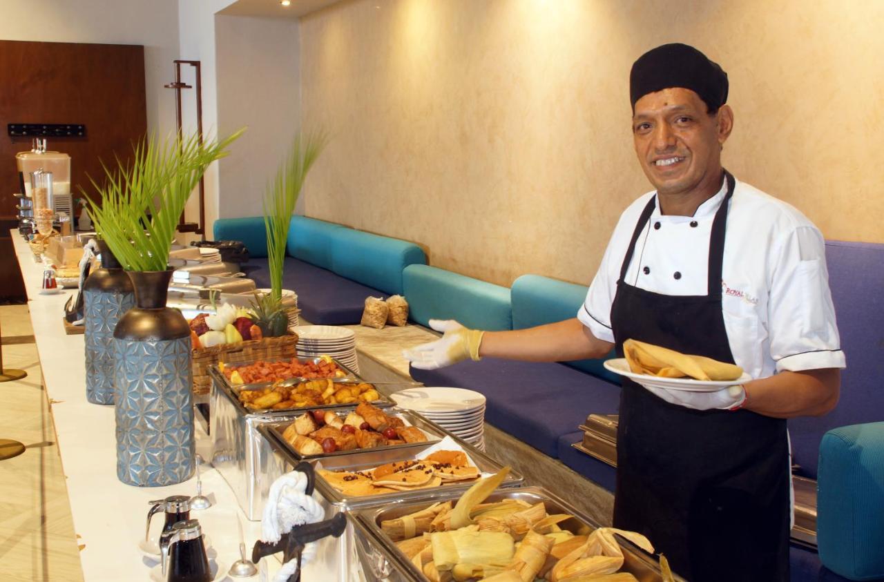 Royal Villas Resort Мазатлан Екстер'єр фото A chef at a buffet