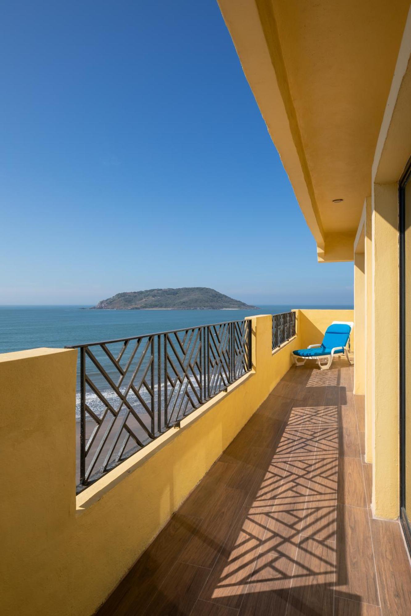 Royal Villas Resort Мазатлан Екстер'єр фото View of the island from the coast of Acapulco
